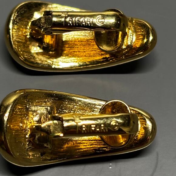 Crown Trifari Clip On Earrings Cream Enamel Gold Tone Abstract Swirl VTG Signed - Picture 3 of 10